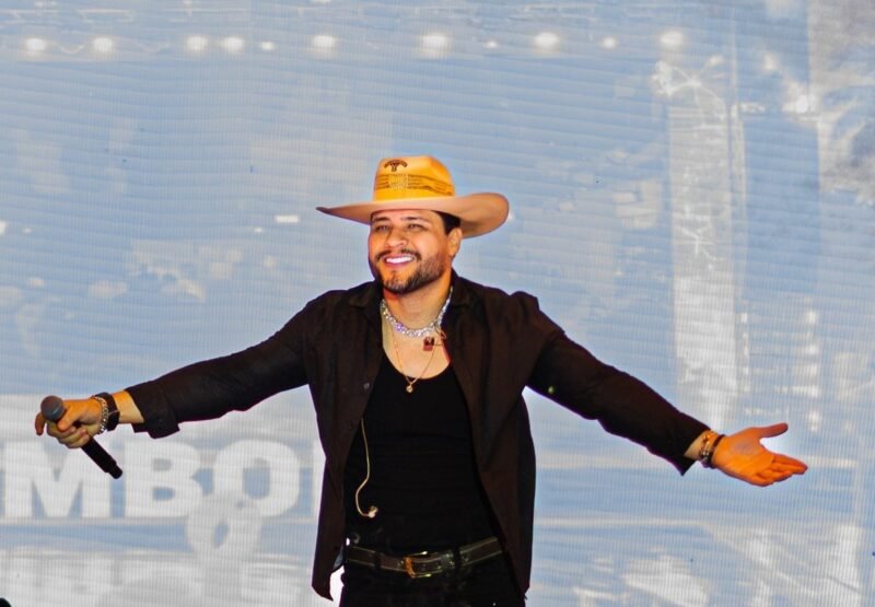 Ícaro Moraes emociona plateia na Expo Cordeiro e conquista pedidos por novos shows