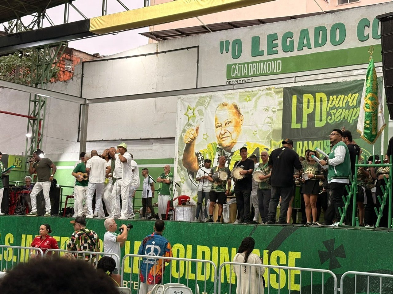 A poesia pede passagem na quadra da Imperatriz nesta sexta