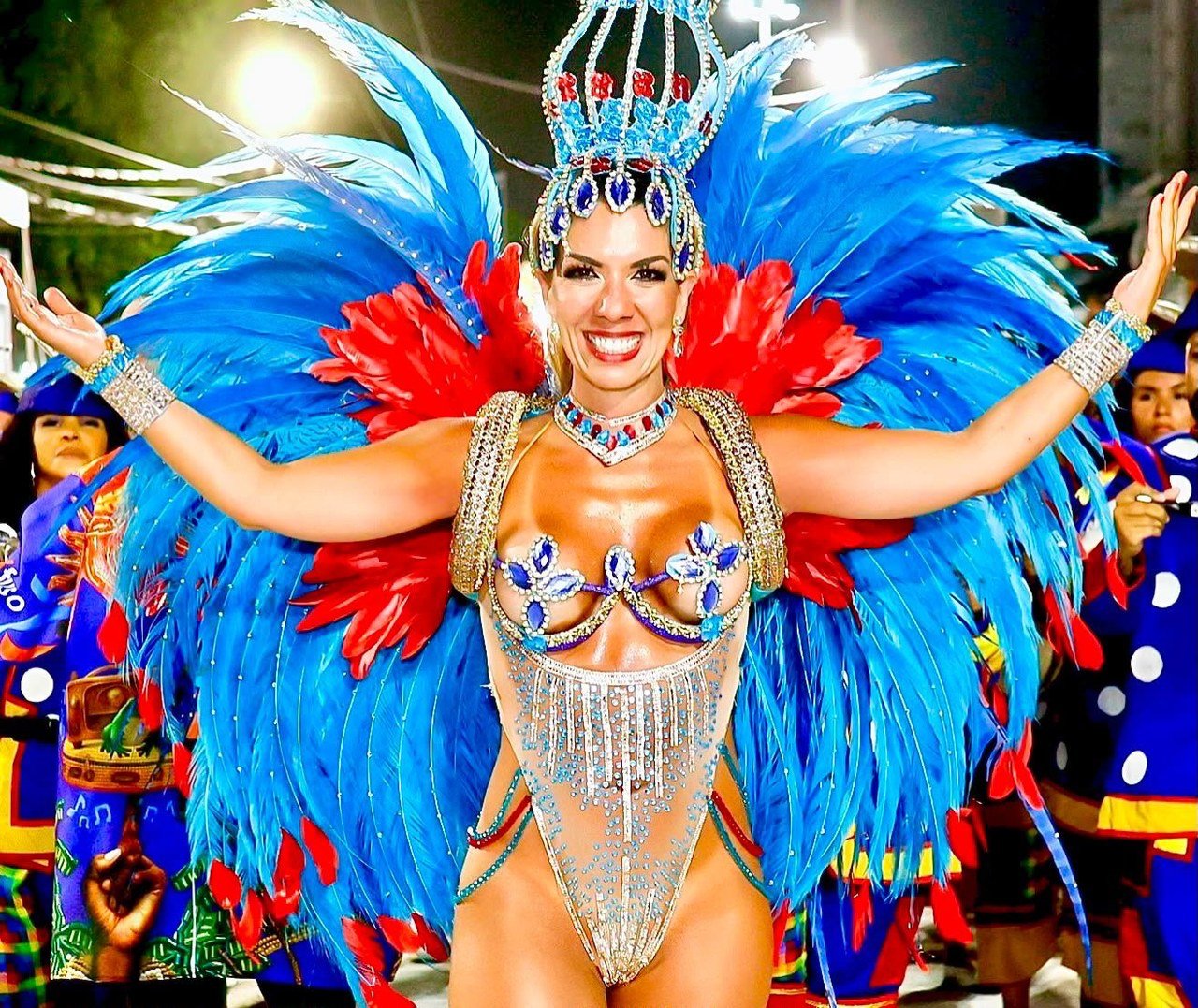 Dani Sant'Anna segue brilhando como Rainha de Bateria da Independentes de Olaria