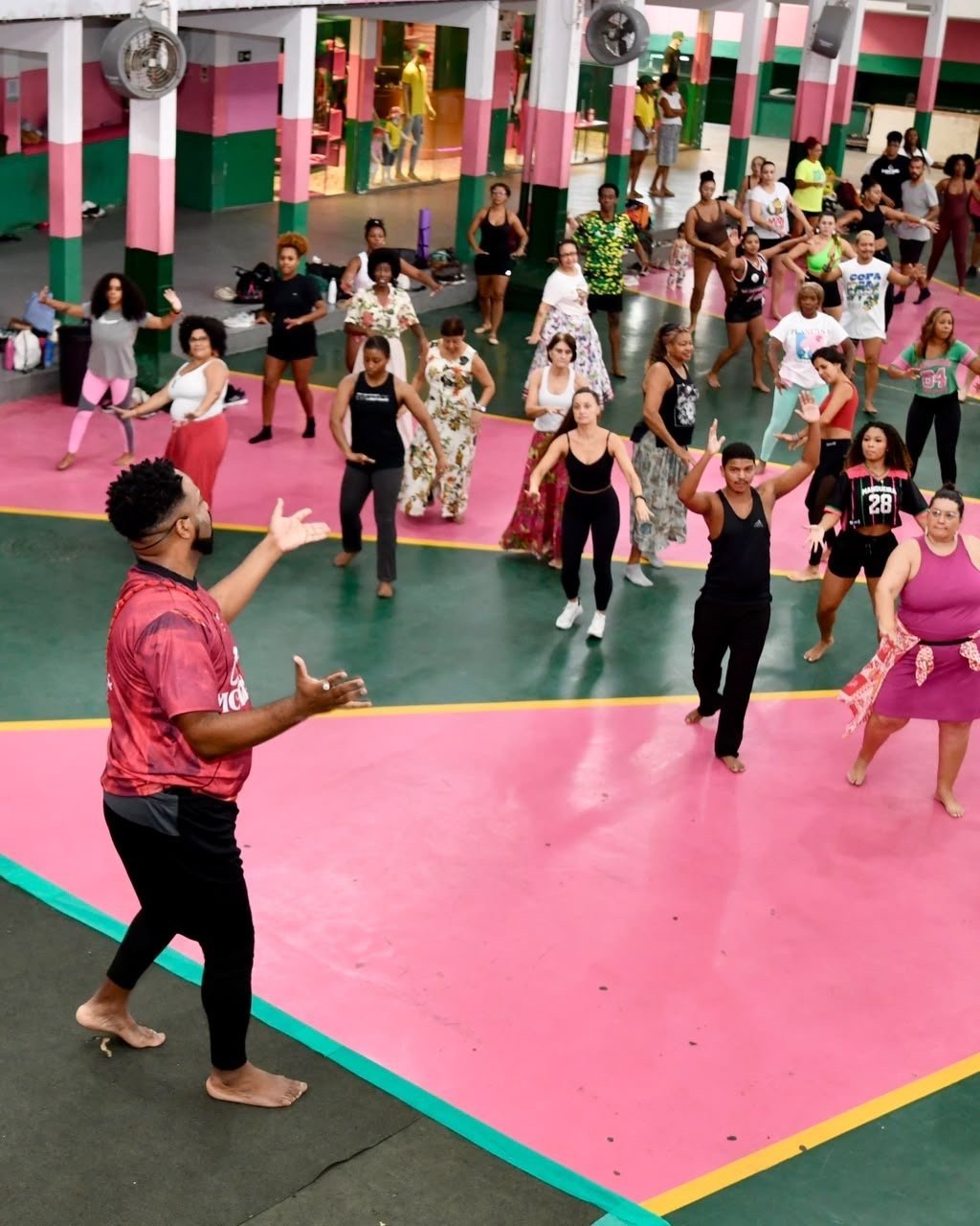 Mangueira celebra Oyá e Xangô com oficinas que levam o enredo para a comunidade