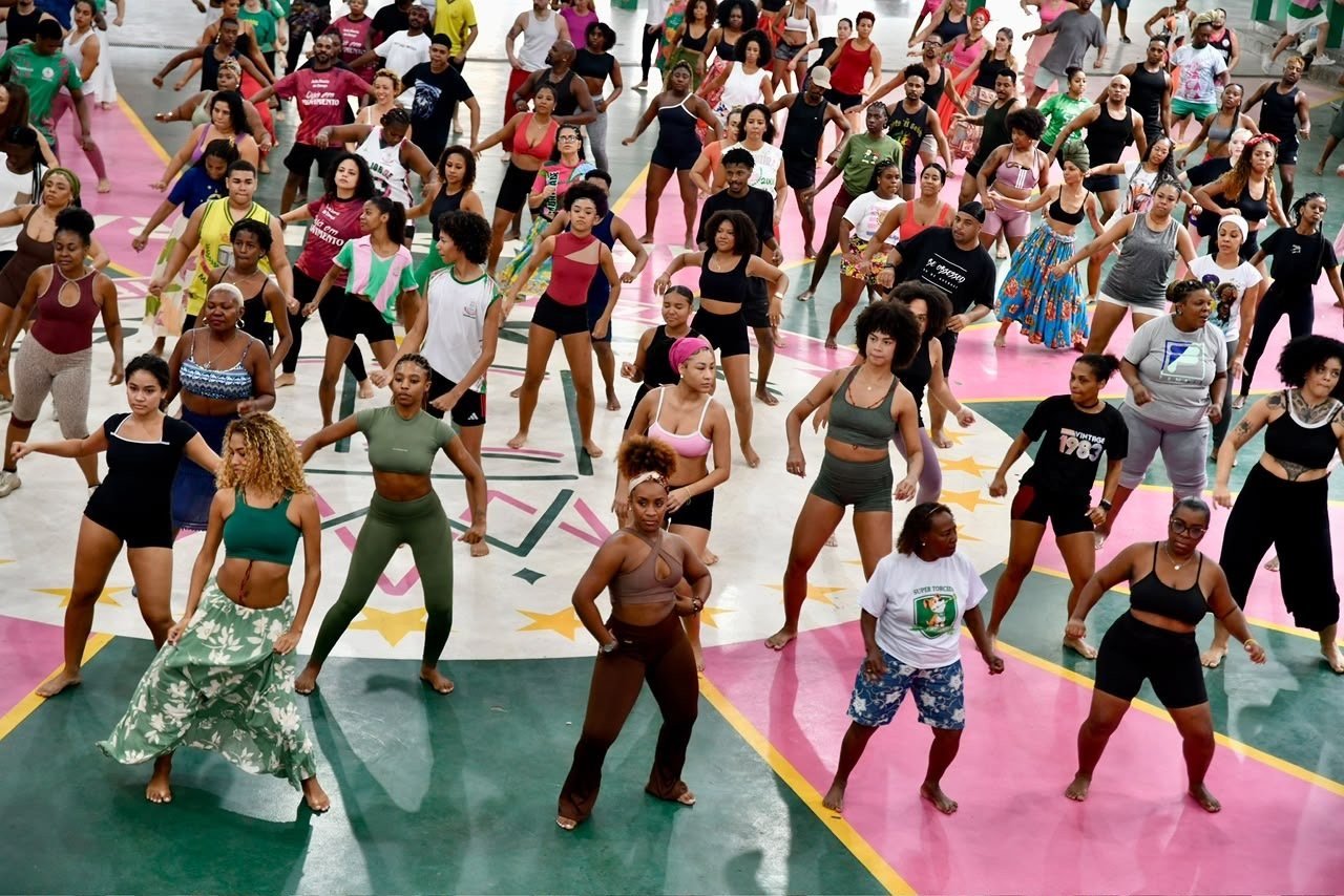 Mangueira celebra Oyá e Xangô com oficinas que levam o enredo para a comunidade