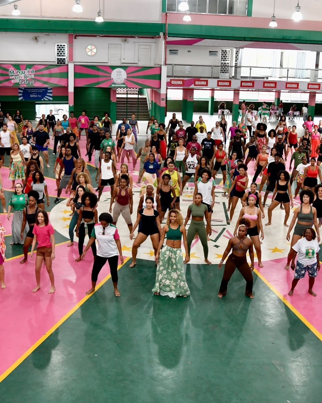 Mangueira celebra Oyá e Xangô com oficinas que levam o enredo para a comunidade