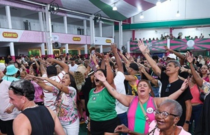 Mangueira classifica seu samba 3 com força de comunidade e fé em Oyá