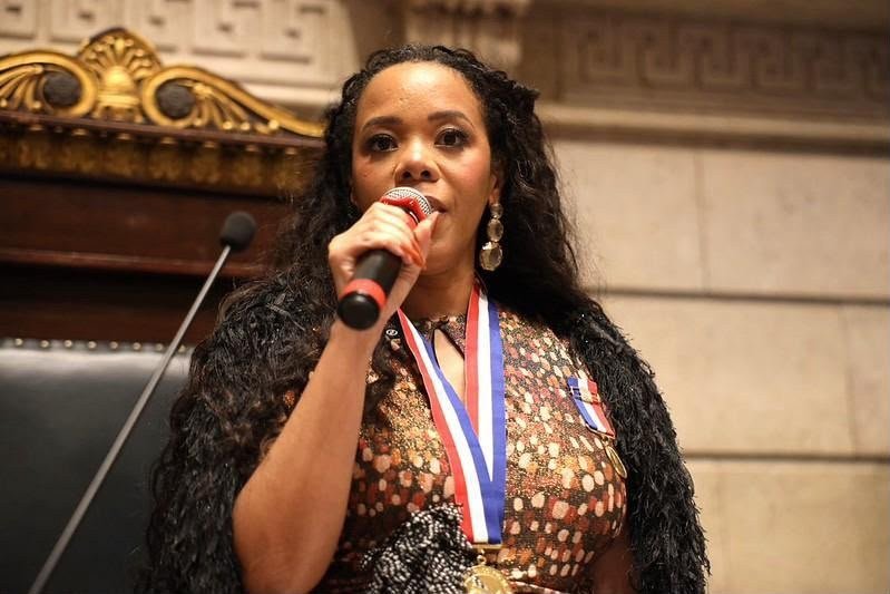 Rafaela Bastos recebe a Medalha Pedro Ernesto por uma vida dedicada ao samba