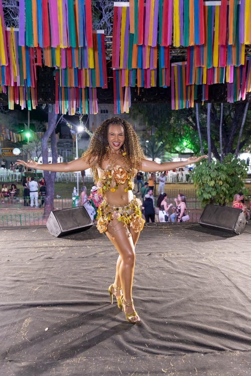 Rayane Dumont mergulha nas cores e memórias da infância de Darcy Ribeiro