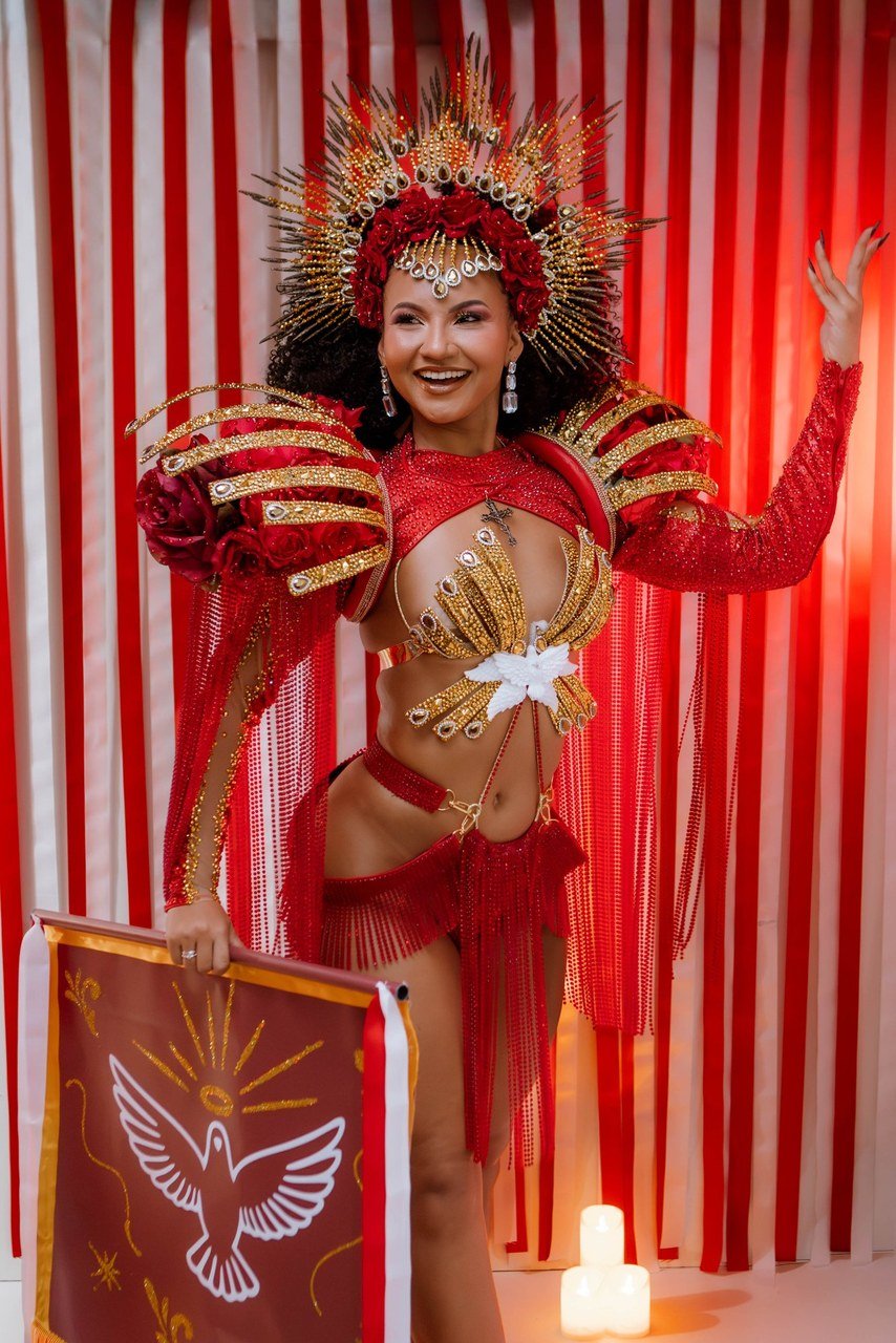 A fé que veste a rainha: o click sagrado de Rayane Dumont na União de Maricá