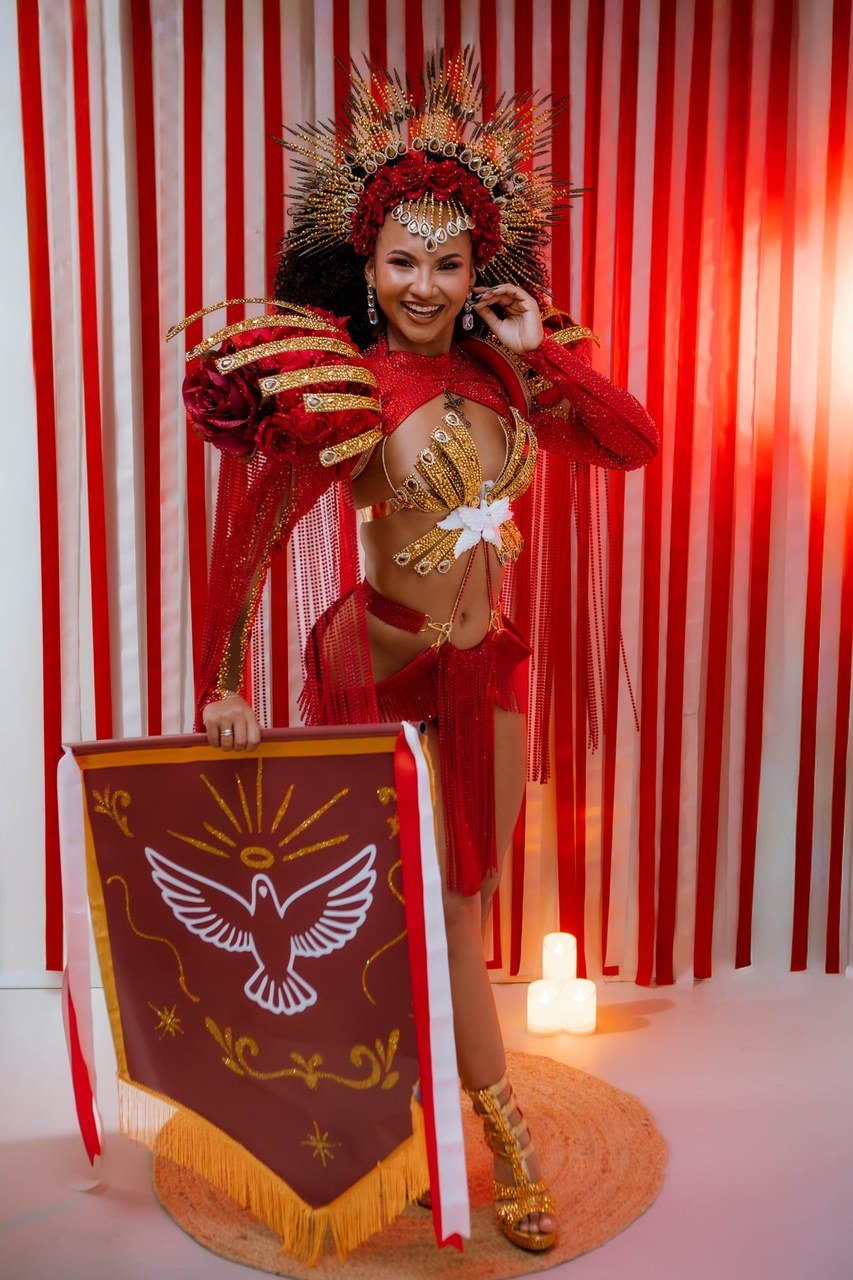 A fé que veste a rainha: o click sagrado de Rayane Dumont na União de Maricá