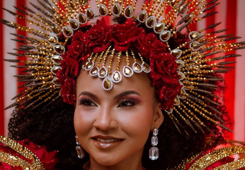 A fé que veste a rainha: o click sagrado de Rayane Dumont na União de Maricá