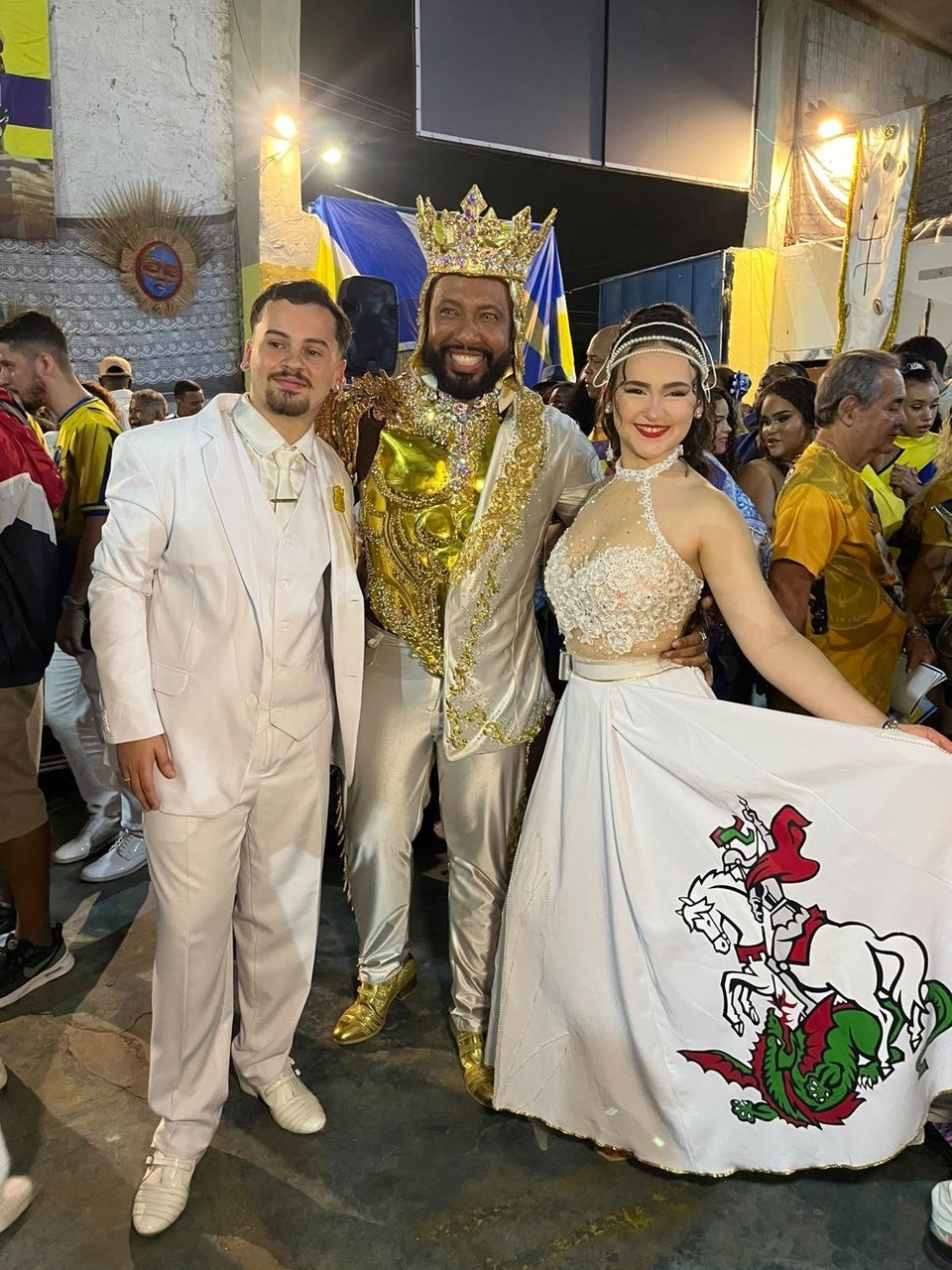A força do Santo Guerreiro brilha no olhar do rei da Rosa de Ouro