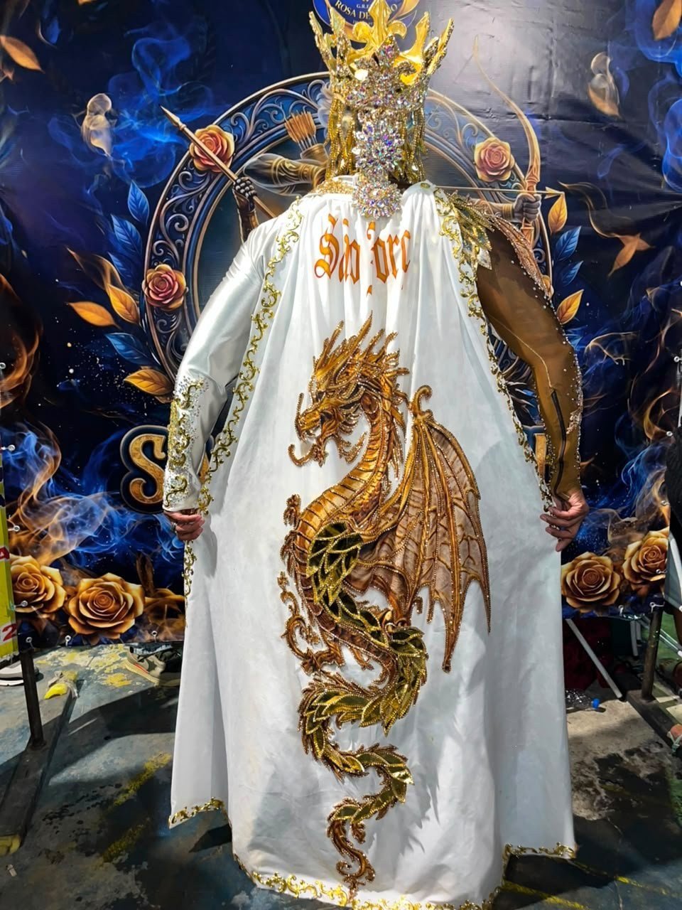 A força do Santo Guerreiro brilha no olhar do rei da Rosa de Ouro