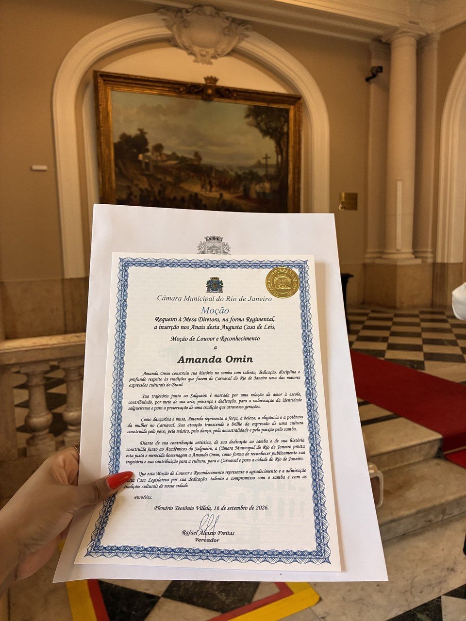 Amanda Omin, cria do Salgueiro, recebe homenagem da Câmara do Rio por sua história no samba