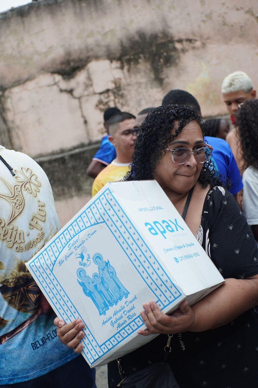 Beija-Flor celebra São Cosme e Damião com 3 mil cestas e doces para a comunidade