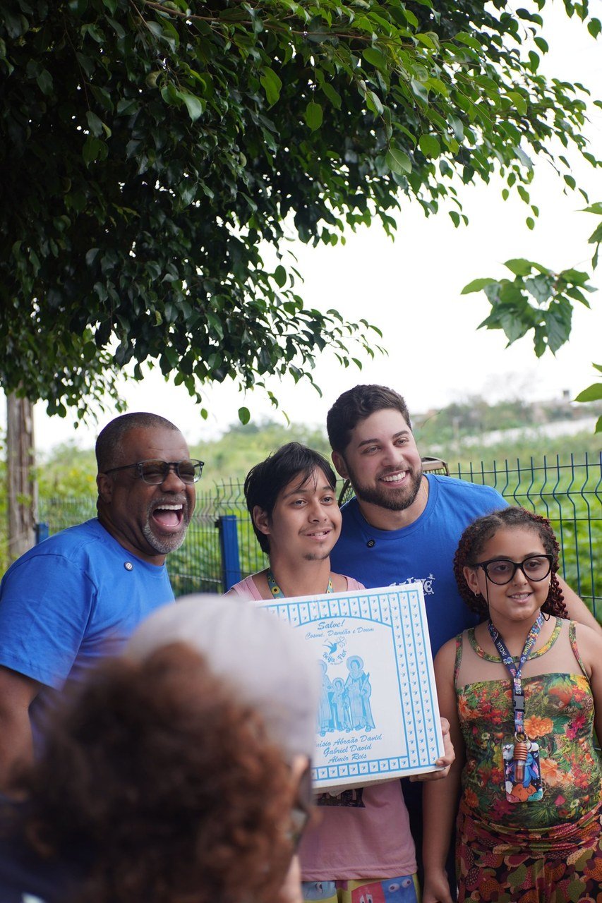 Beija-Flor celebra São Cosme e Damião com 3 mil cestas e doces para a comunidade