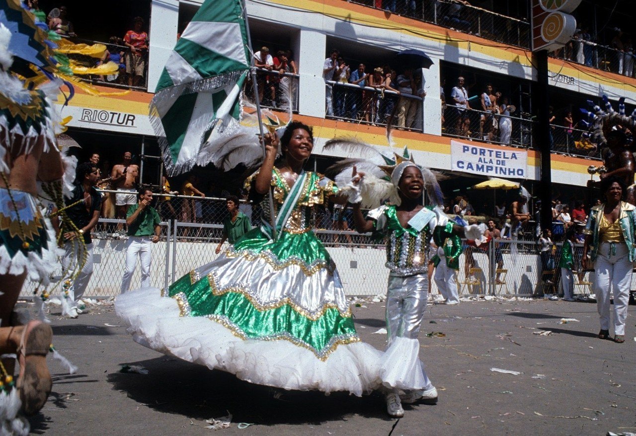 Cinco décadas de pavilhão e paixão: Babi Cruz é homenageada pela Estrelinha da Mocidade
