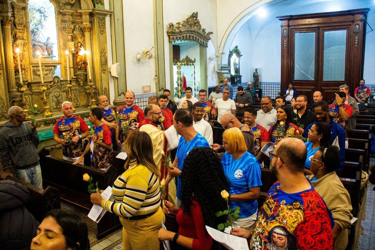 Fé e poesia: Acadêmicos de Niterói recebe bênção sob o olhar de Santa Rita