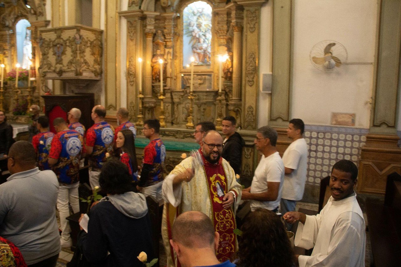 Fé e poesia: Acadêmicos de Niterói recebe bênção sob o olhar de Santa Rita