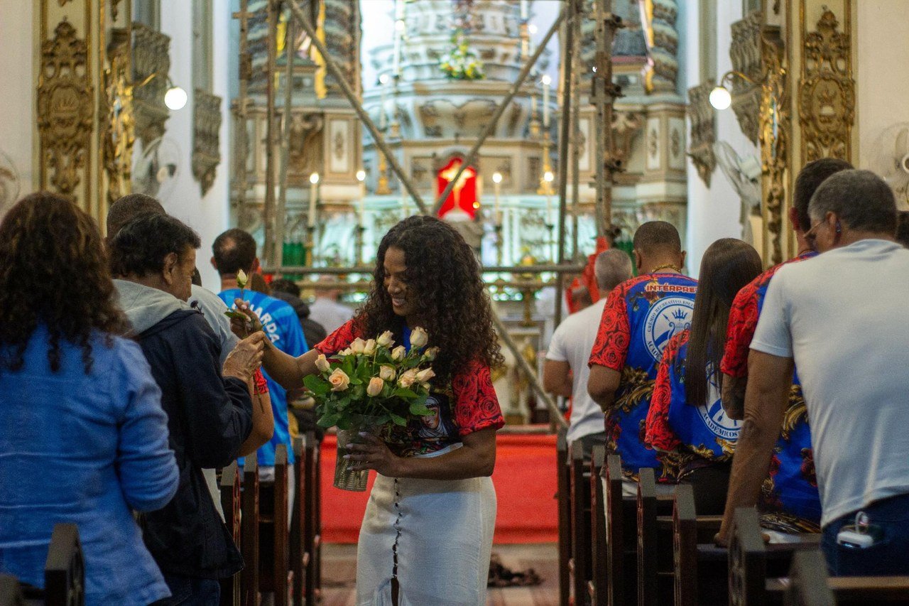 Fé e poesia: Acadêmicos de Niterói recebe bênção sob o olhar de Santa Rita