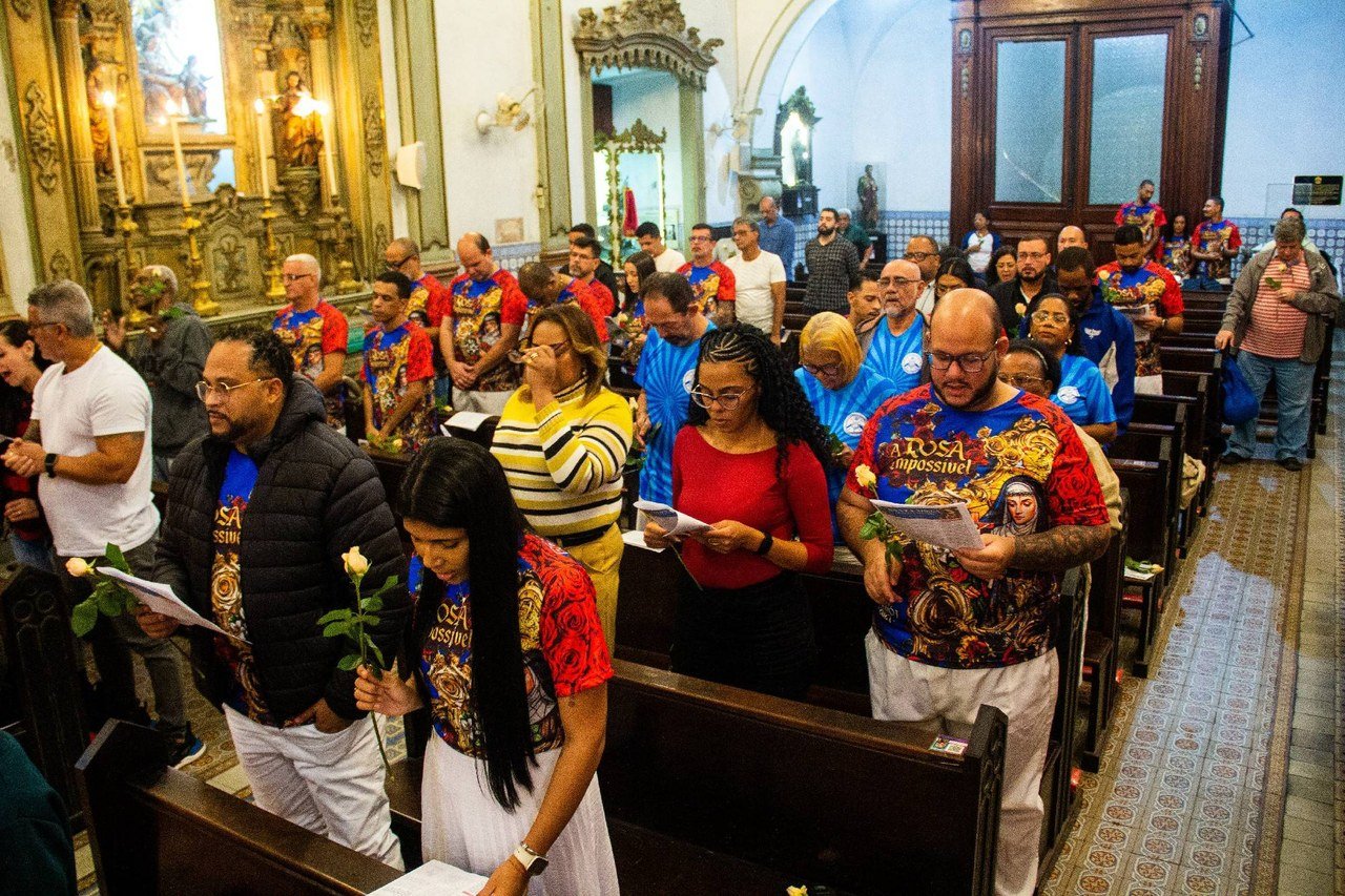 Fé e poesia: Acadêmicos de Niterói recebe bênção sob o olhar de Santa Rita