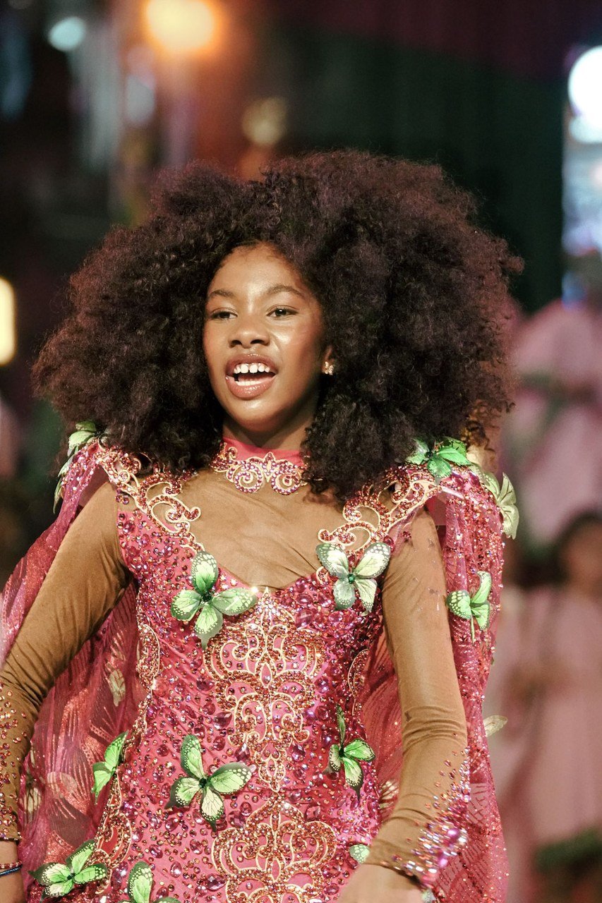 Lua Miranda encanta como Oyá criança na Grande Final de Samba da Mangueira