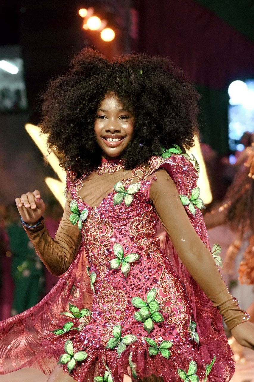 Lua Miranda encanta como Oyá criança na Grande Final de Samba da Mangueira