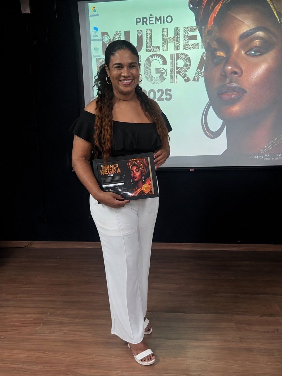 Monique Freitas recebe Prêmio Mulher Negra 2026 pela trajetória no Carnaval