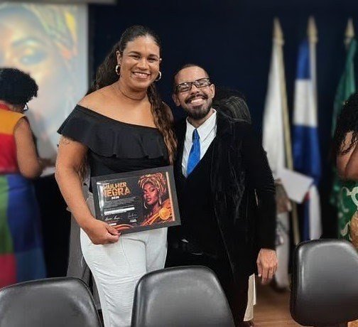 Monique Freitas recebe Prêmio Mulher Negra 2026 pela trajetória no Carnaval