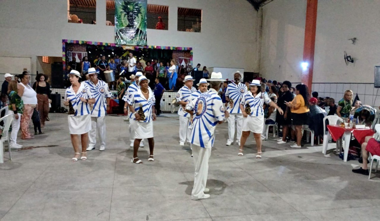O brilho da coroa e a cadência imperial em Osvaldo Cruz