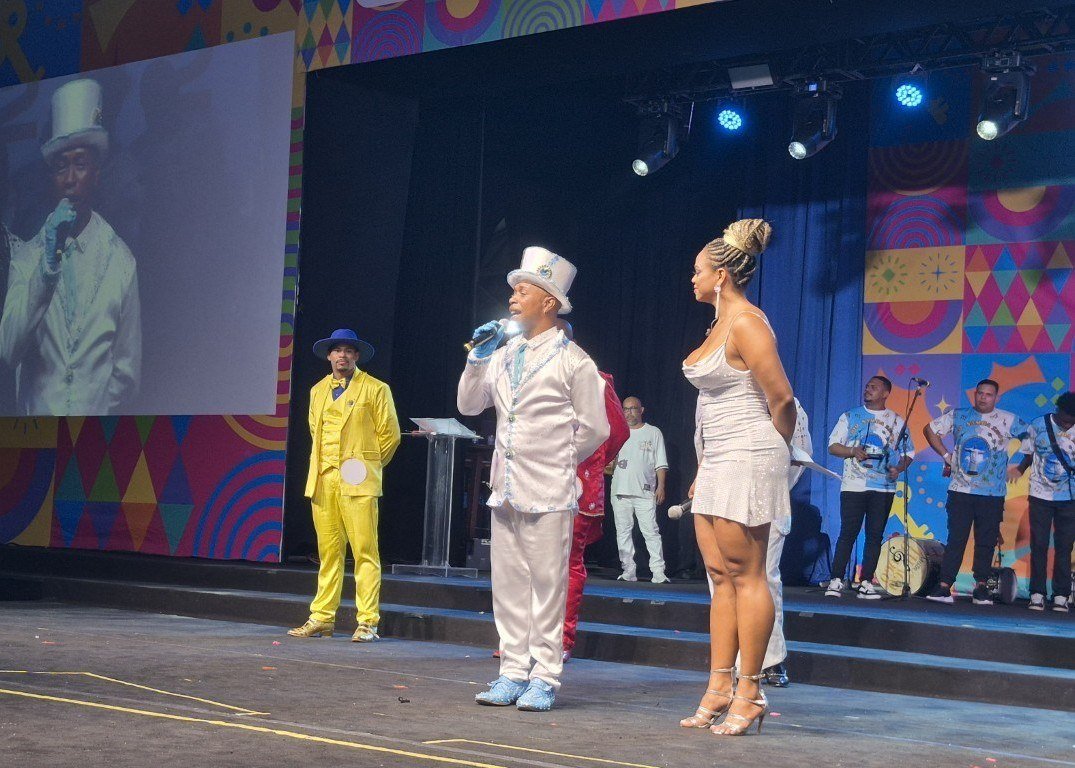 O brilho do olhar que coroa a realeza do nosso Carnaval