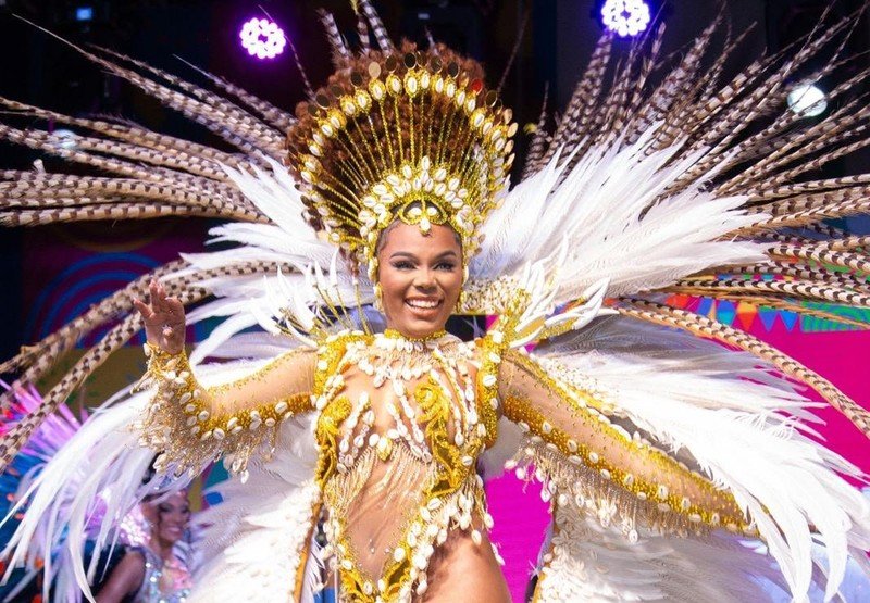 O brilho do samba no pé: Carol Antunes assume os passistas do Novo Império