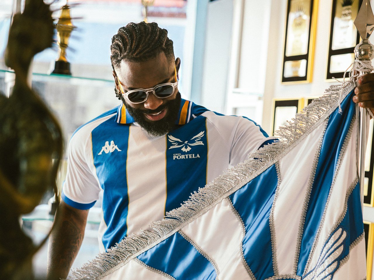 O manto azul e branco brilha em ouro: Portela apresenta nova camisa e samba de 2027