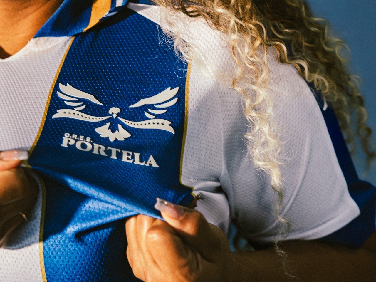 O manto azul e branco brilha em ouro: Portela apresenta nova camisa e samba de 2027