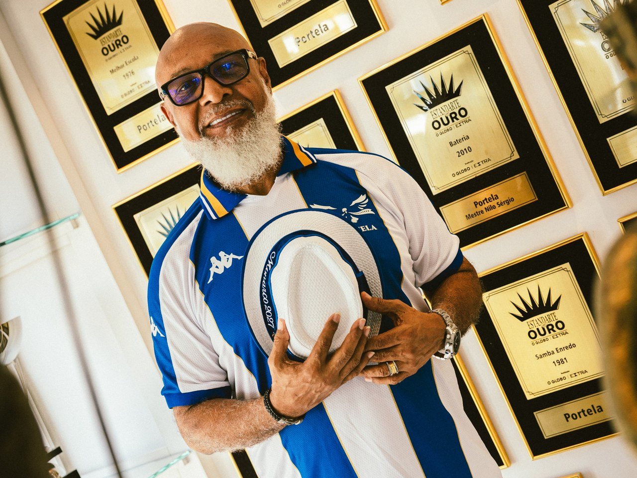 O manto azul e branco brilha em ouro: Portela apresenta nova camisa e samba de 2027