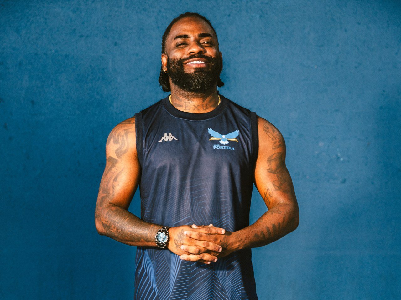 O manto azul e branco brilha em ouro: Portela apresenta nova camisa e samba de 2027