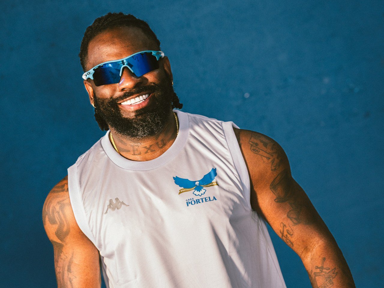 O manto azul e branco brilha em ouro: Portela apresenta nova camisa e samba de 2027