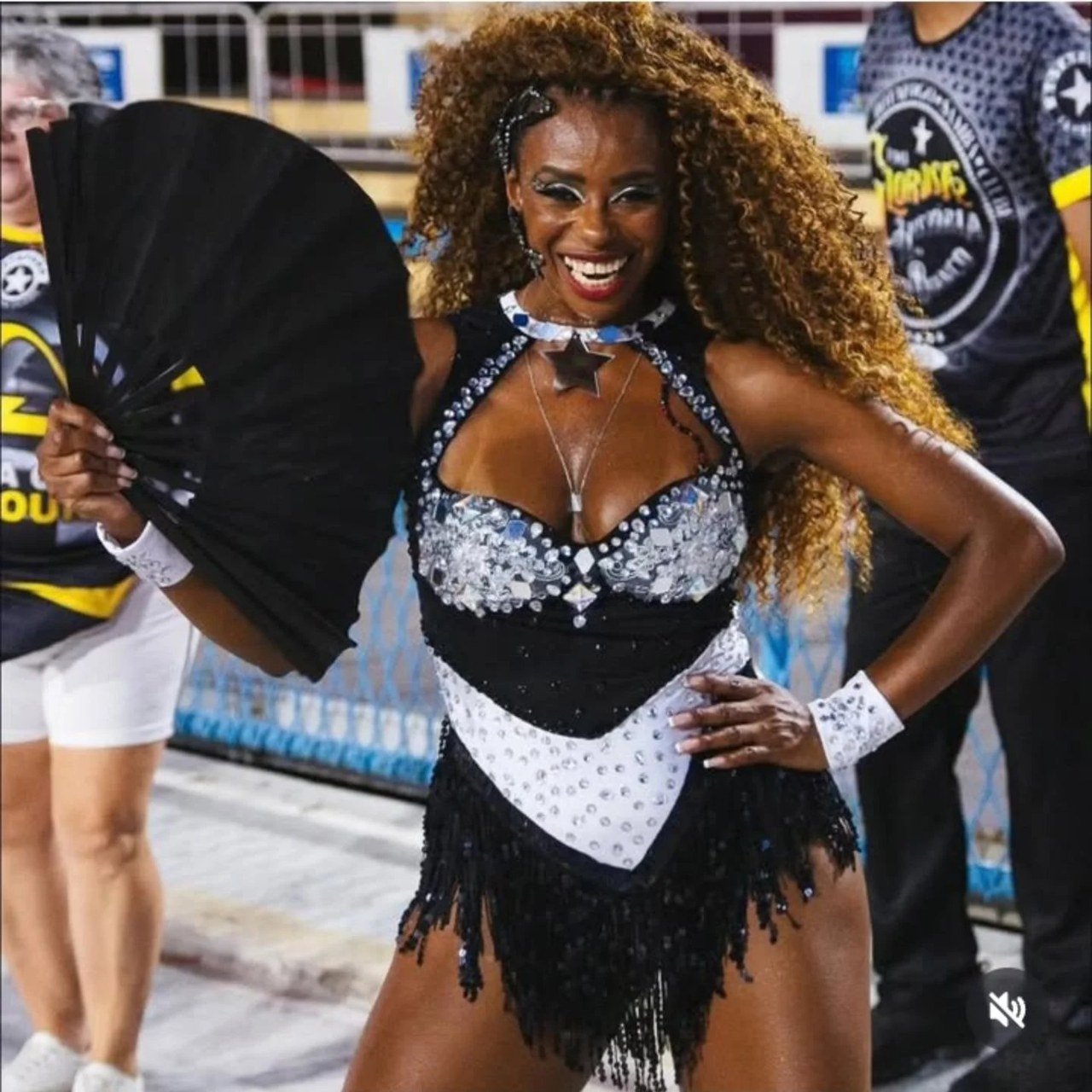 Bete Simpatia é coroada Musa da Comunidade do Botafogo Samba Clube
