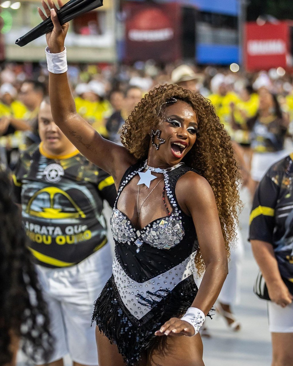Bete Simpatia é coroada Musa da Comunidade do Botafogo Samba Clube