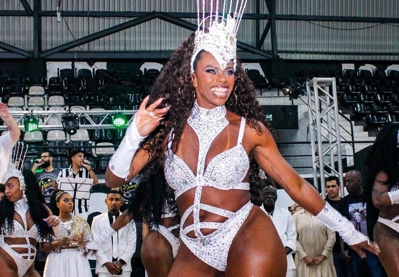 Bete Simpatia é coroada Musa da Comunidade do Botafogo Samba Clube