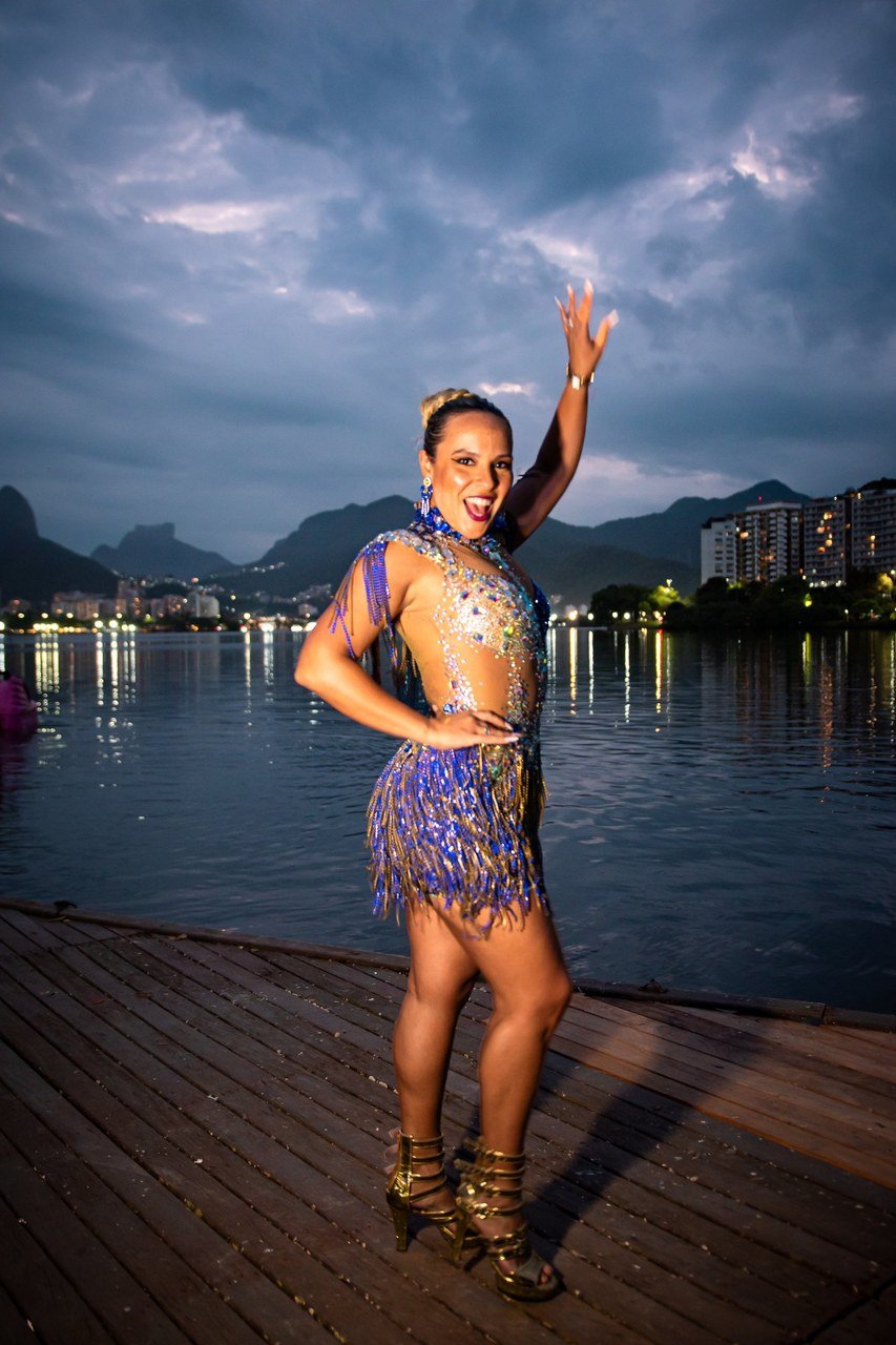 Débora Bana leva sua paixão de passista para a Unidos da Ponte em 2027