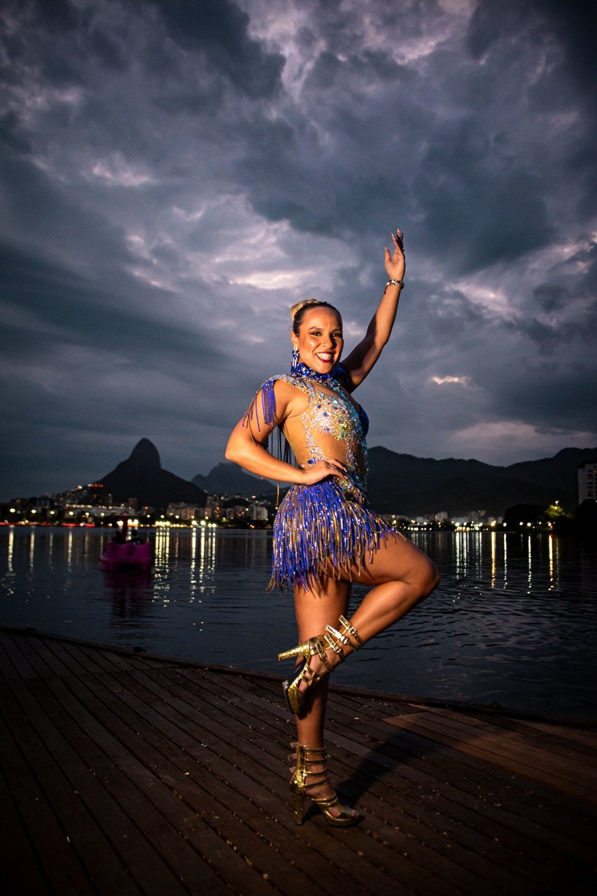 Débora Bana leva sua paixão de passista para a Unidos da Ponte em 2027