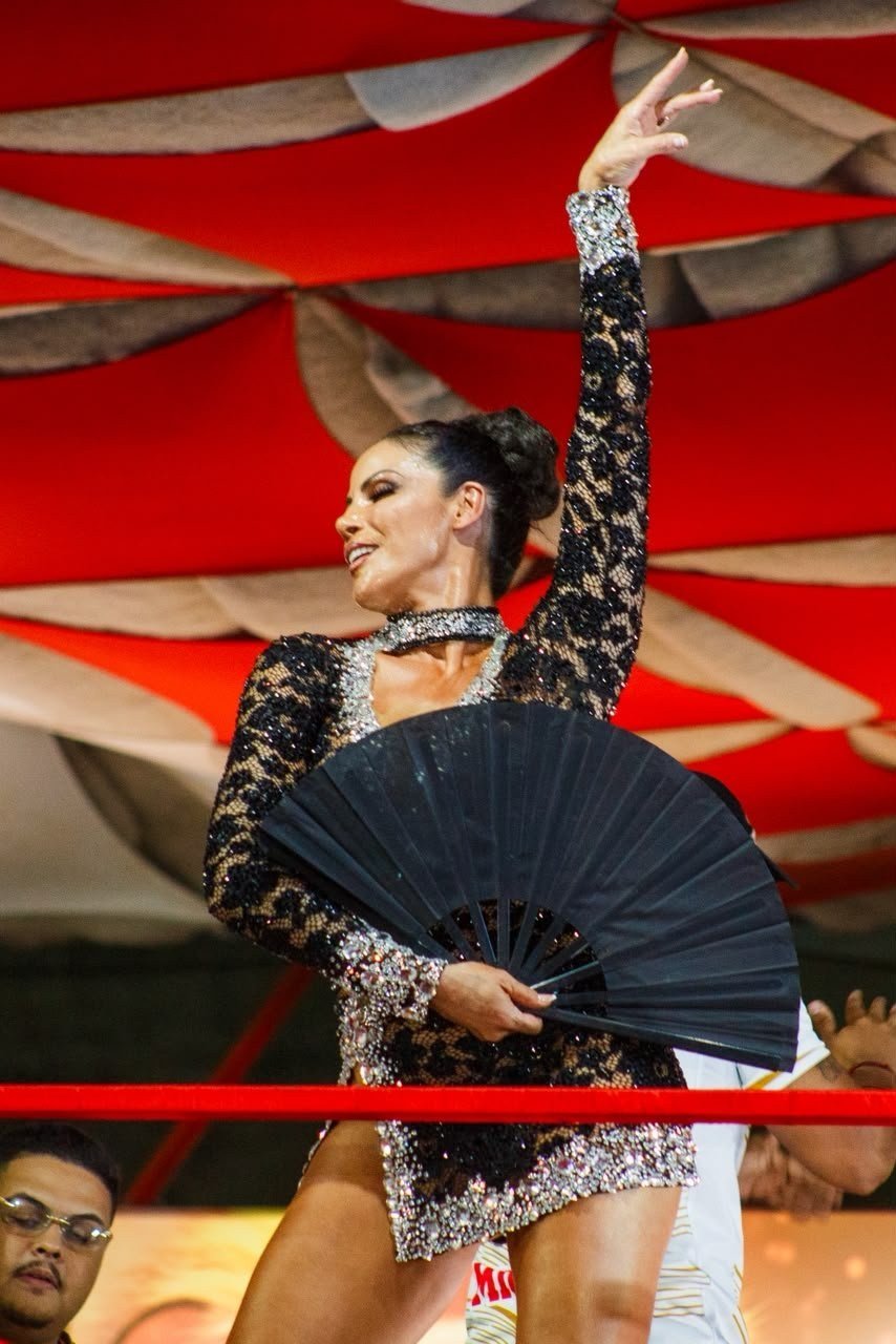 O brilho que a lente capta: Alice Alves ilumina o primeiro ensaio da Estácio