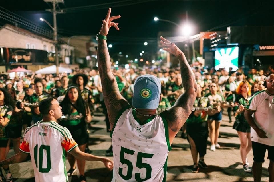 O compasso do coração verde e branco: Mestre Dudu celebra 15 anos de bateria